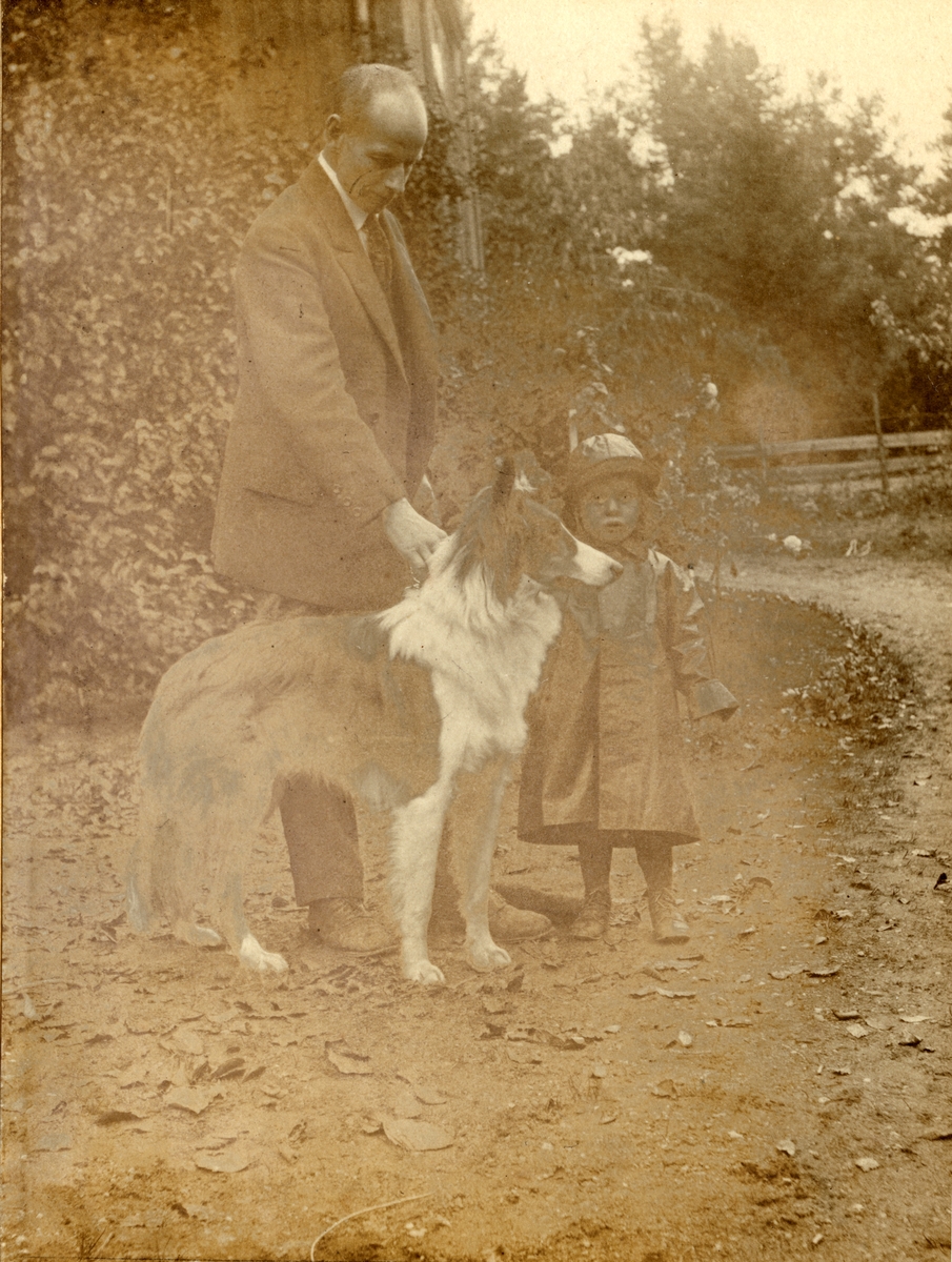 1)Anders Castus Svarstad på sin mors fang og med en skotsk fårehund.2)Anders 3)Anders med hunden 4)Anders sammen med sin far, Anders Castus Svarstad, og hunden. 