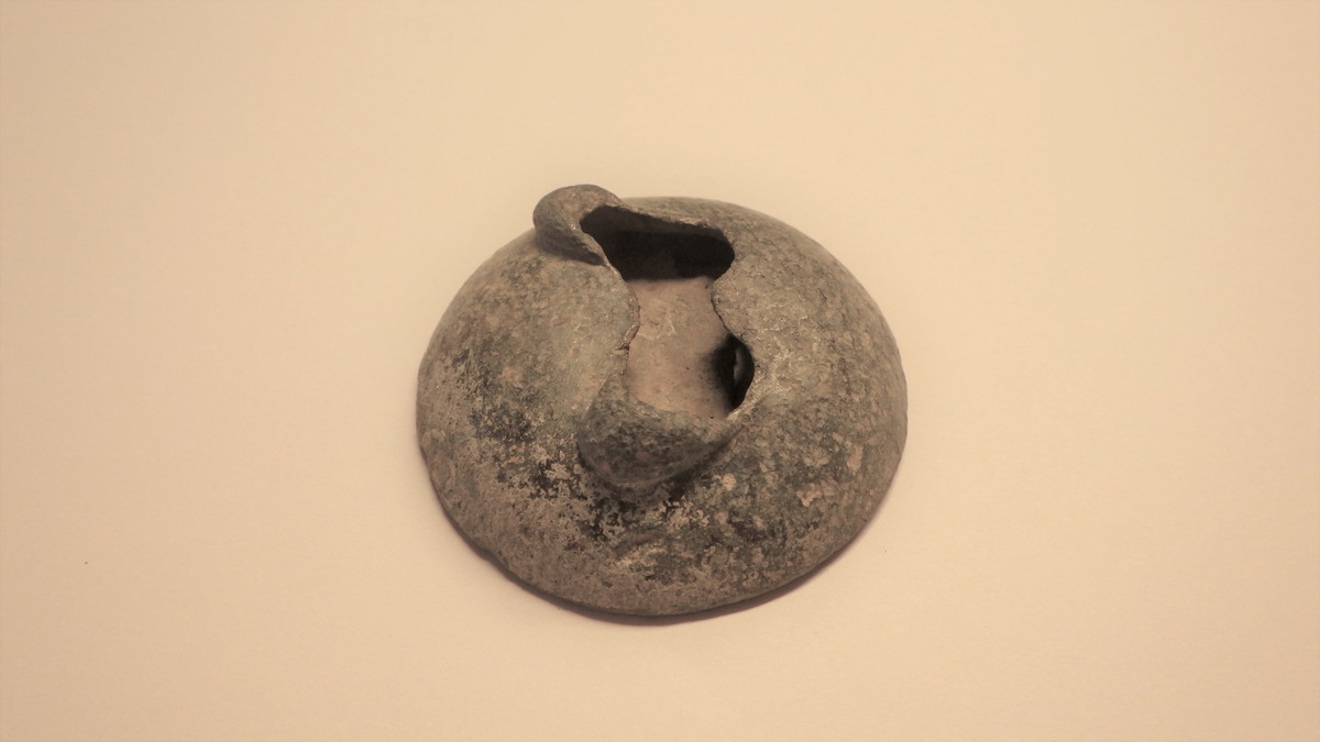 MALV: DIAM. 45 MM, DEN ENE SIDEN PLAN, DEN ANDRE HVELVET. DEN HVELVETESIDEN HAR ET UREGELMESSIG HULL. 