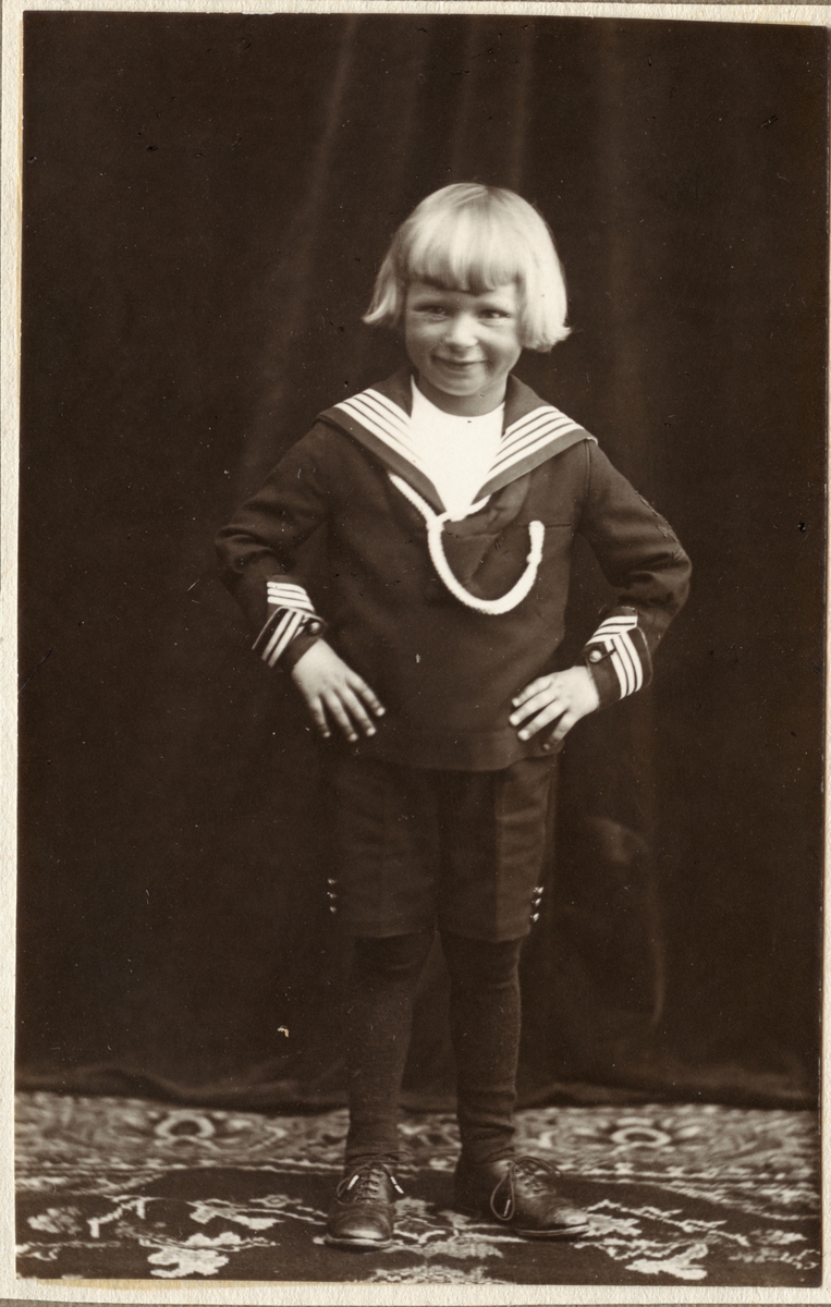 Tre bilder av Hans Benedict Undset Svarstad i matrosdress.