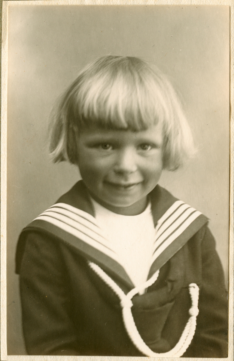 Tre bilder av Hans Benedict Undset Svarstad i matrosdress.