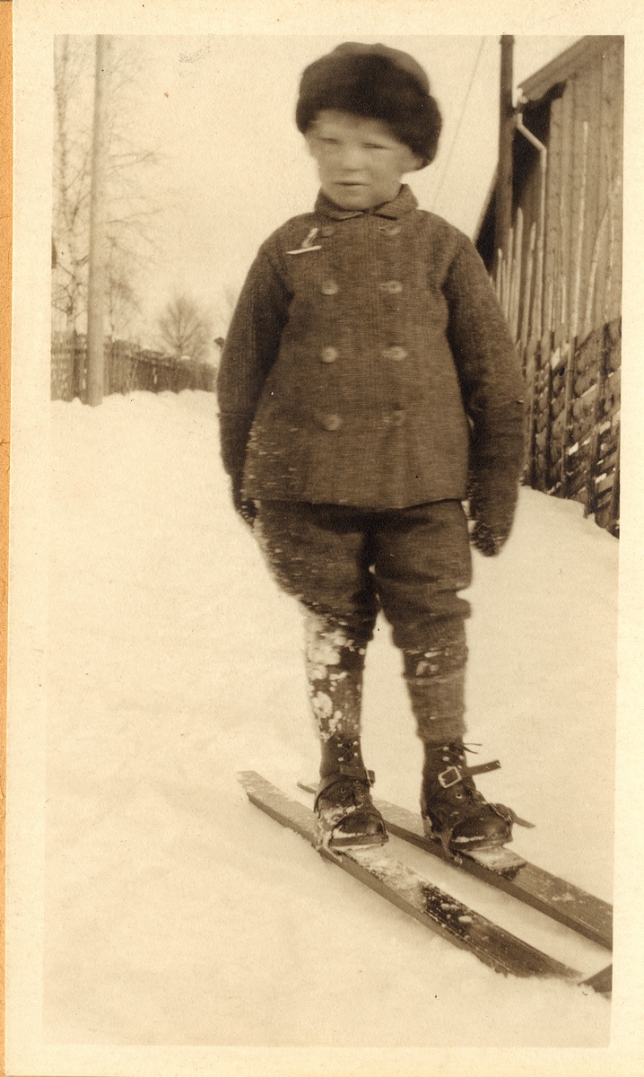 1)Hans Benedict Undset Svarstad ca. 5 år. 2)Hans Benedict sammen med sine kusiner Charlotte og Sigrid.Thomas 3)Anders Castus Svarstad på ski. 4)Signe Thomas, kusine av Anders og Hans. 5) Hans Benedict 6) Anders Castus og Hans Benedict
