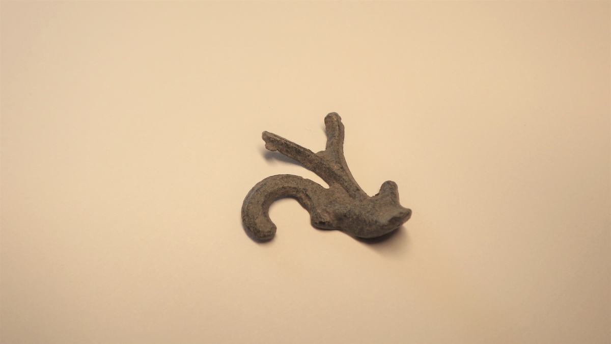 MALV: ST. M. 25 MM, "FLIKET" FRAGMENT - TROLIG FRA EN "UTSKJÆRT" ELLERKLIPPET FIGUR. 