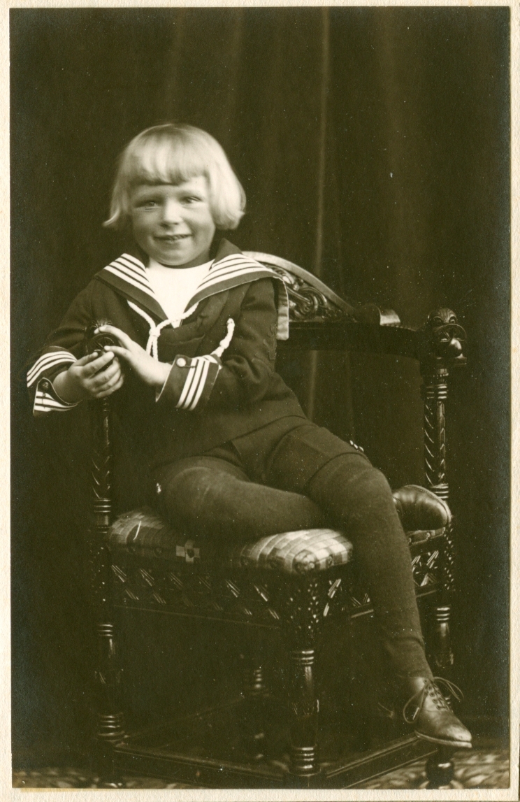 Tre bilder av Hans Benedict Undset Svarstad i matrosdress.