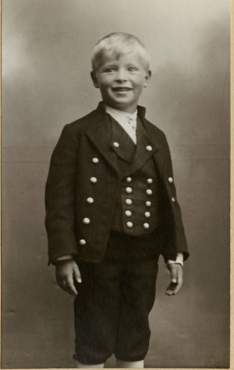 Billedserie med 8 fotografier av Sigrid Undsets sønn Hans Benedict Undset Svarstad som barn, kledd i bunad.