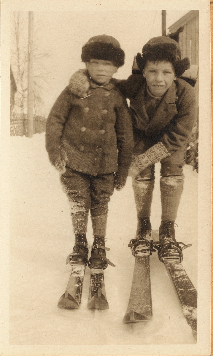 1)Hans Benedict Undset Svarstad ca. 5 år. 2)Hans Benedict sammen med sine kusiner Charlotte og Sigrid.Thomas 3)Anders Castus Svarstad på ski. 4)Signe Thomas, kusine av Anders og Hans. 5) Hans Benedict 6) Anders Castus og Hans Benedict