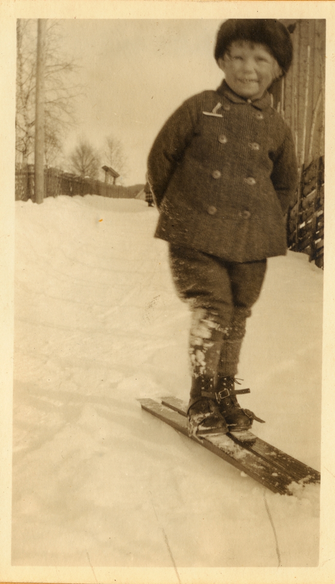 1)Hans Benedict Undset Svarstad ca. 5 år. 2)Hans Benedict sammen med sine kusiner Charlotte og Sigrid.Thomas 3)Anders Castus Svarstad på ski. 4)Signe Thomas, kusine av Anders og Hans. 5) Hans Benedict 6) Anders Castus og Hans Benedict