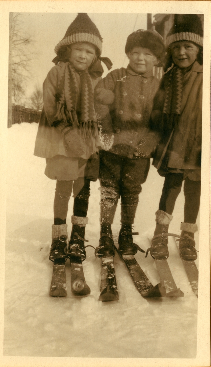 1)Hans Benedict Undset Svarstad ca. 5 år. 2)Hans Benedict sammen med sine kusiner Charlotte og Sigrid.Thomas 3)Anders Castus Svarstad på ski. 4)Signe Thomas, kusine av Anders og Hans. 5) Hans Benedict 6) Anders Castus og Hans Benedict