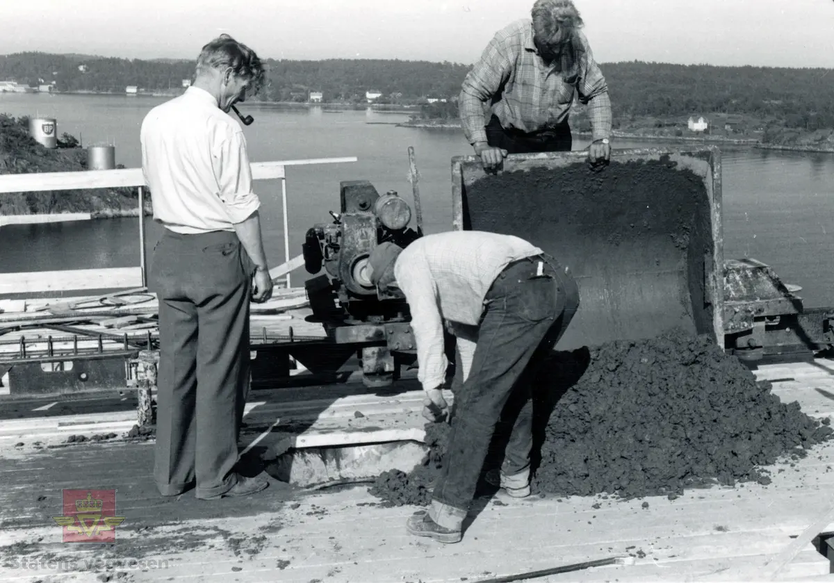 Fra bygging av Tromøybrua som ble åpnet 21. oktober 1961.  
Betongen blir transportert ut på brua. 

Vegbru. Hengebru med fagverk, ingen opphengte sidespenn. Lengde 400, 30 meter. 
Kilde: Statens vegvesen sitt bruregister  " Brutus" nr. 09-0406.

Stedsnavn: Tromøy