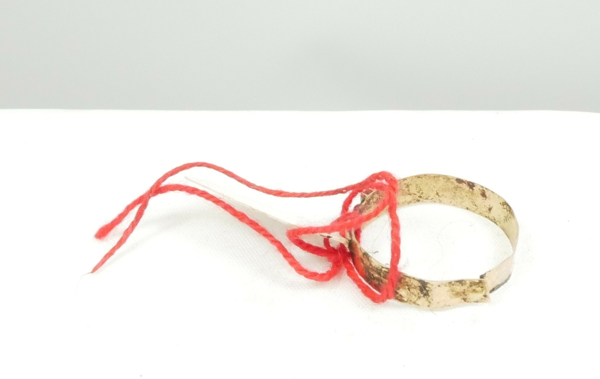 Rund gullfarget ring