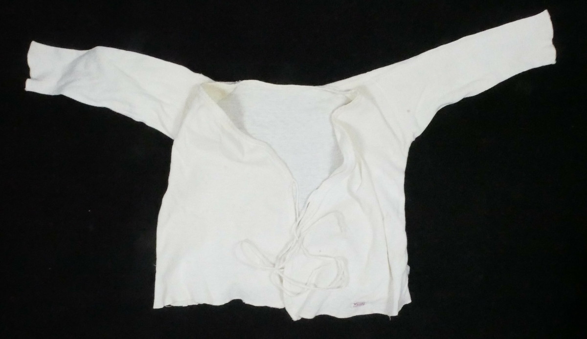 Kvit skjorte med ermer og rund hals.. Ein tråd på hver stolpe 