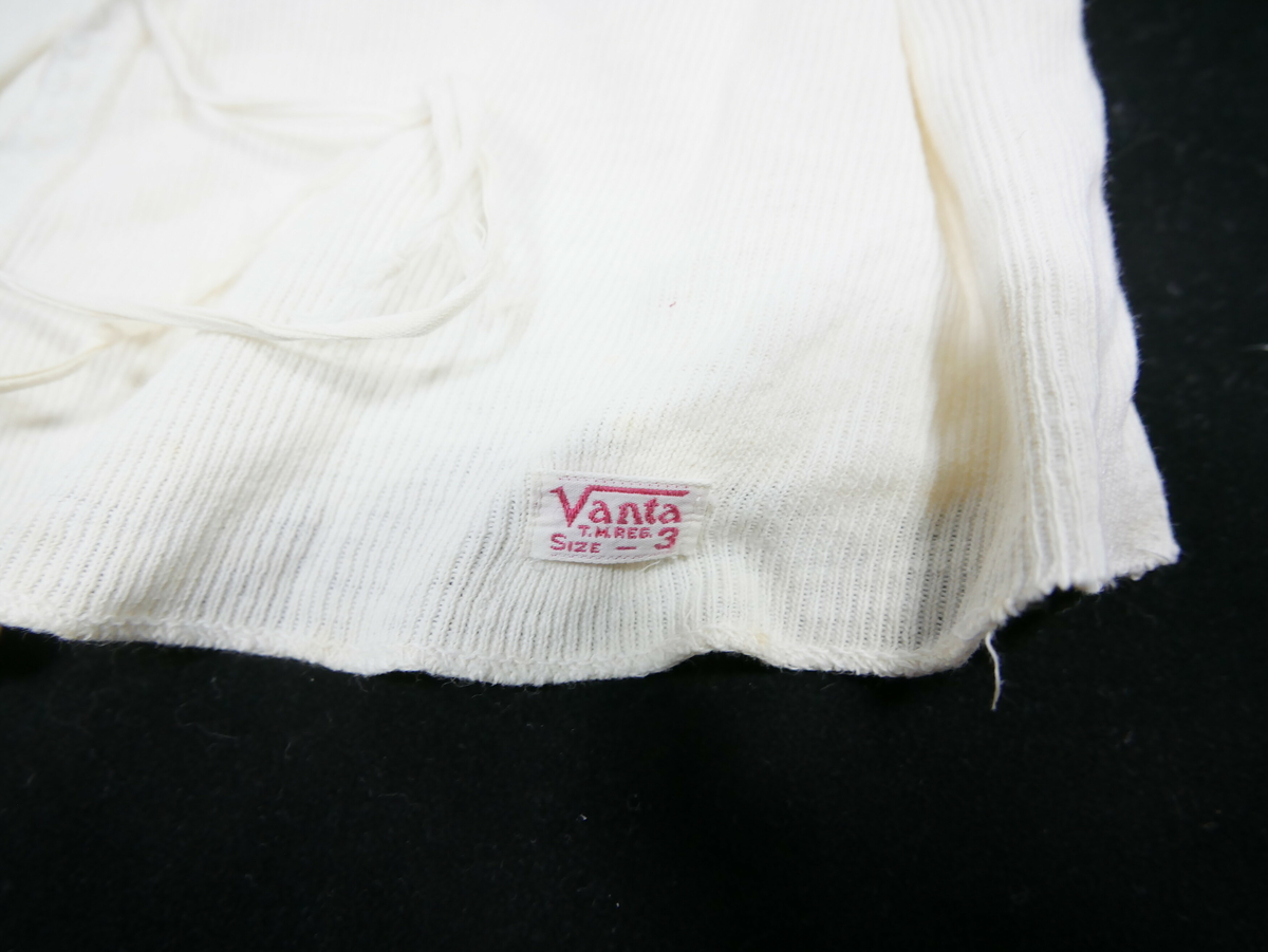 Kvit skjorte med ermer og rund hals.. Ein tråd på hver stolpe 