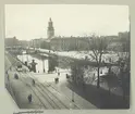 På denna vy över centrala Göteborg syns Brunnsparken, Gustav Adolfs torg med rådhuset och Tyska kyrkan.