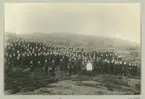 Bilden visar kustartillerister som har samlats för en gruppfoto, antagligen på Marsstrand. I förgrunden står officererna och i bakgrunden de meniga.