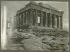 Bilden visar en ensam sjöman från Fylgia som beskådar Parthenon templet på Akropolis.