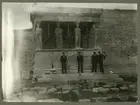 Bilden visar fyra sjömän från Fylgia som ta en gruppfoto framför Erechtheion templet på Akropolis.