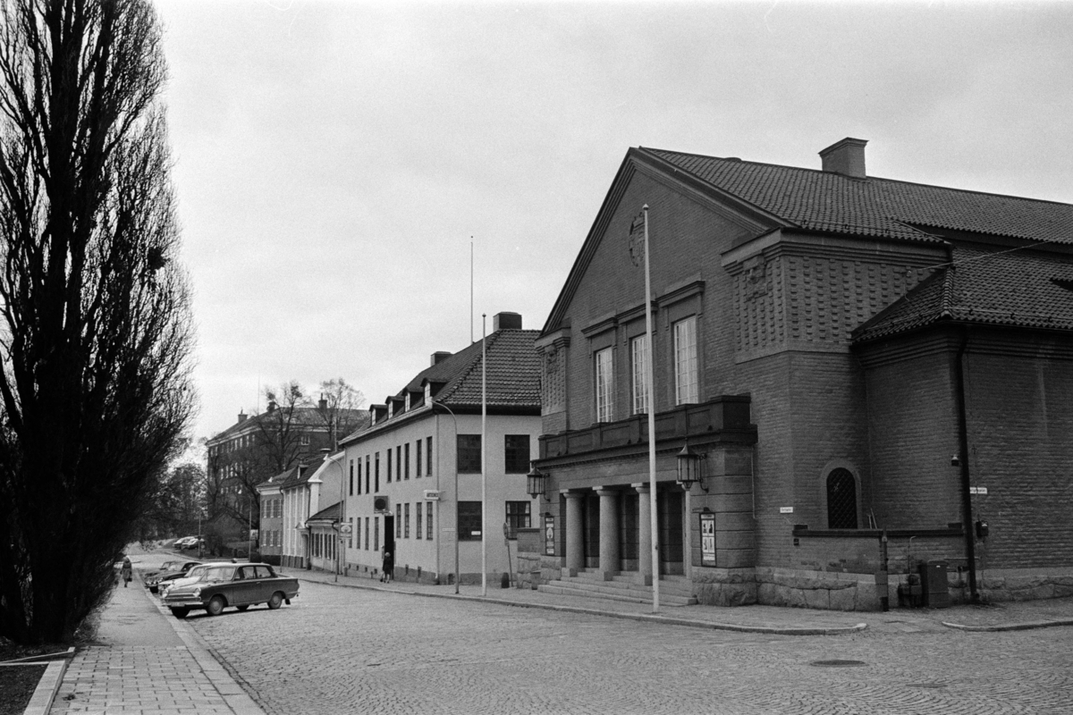 Exteriöra och interiöra bilder av Västerås teater på Slottsgatan 11 i Västerås. Bilderna är tagna i samband med stadsbyggnadskontorets byggnadsminnesinventering under 1970-talets första hälft.