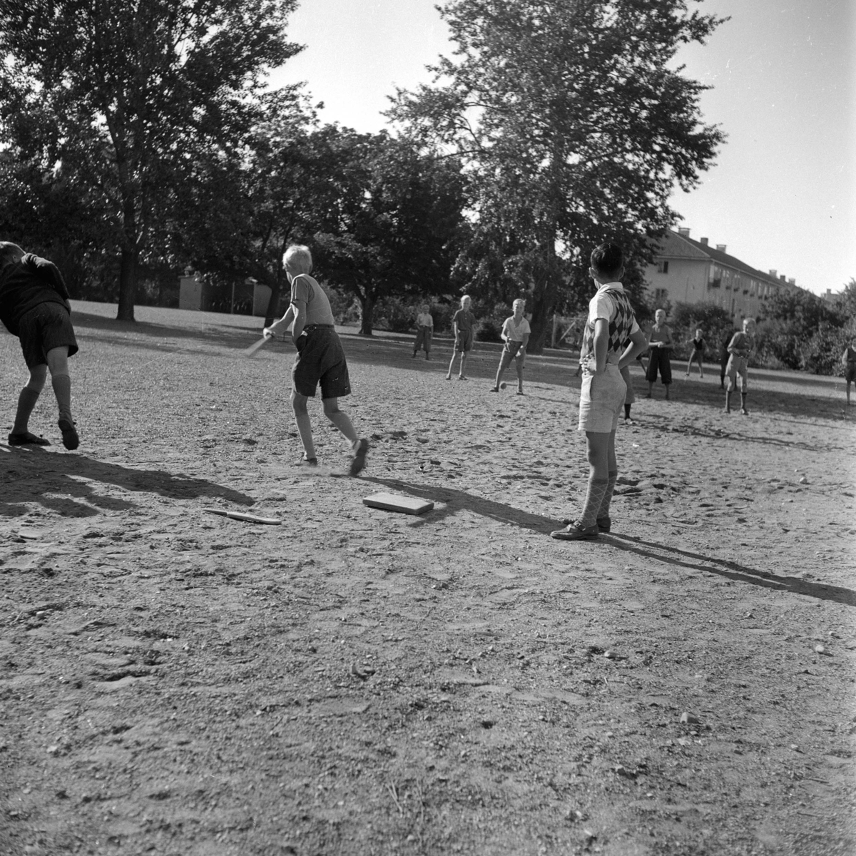Skolbarn spelar brännboll