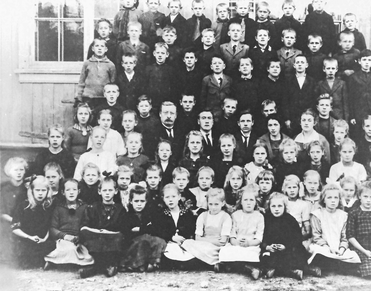 1 rekke f v: Arne Grøtterud, Ottar Kristiansen, Karsten jANSEN, Jørgen Johansen, Helge Grøtterud, Kristian Kristiansen, Ragnar Evju, Anund Vesetrud, Einar Nordby, Martin Vesetrud
2.rekke f v: Ole Kongel, Olaf Johansen, Leif Hgstvedt, Sigurd Otterstad, Ole Syvertsen, Magne Sjuve, Borger Syvertsen, Bjarne Evju, Ole Orerød.
3. rekke f v: Magnus Grøtterud, Steinar Kjerran, Kristian Hogstvedt, Sverre Bye, Aksel Gulliksen, Halvard Bjerknes, Søren Bjerknes, Anton Rudenskjold, Sigurd Hvaal, Georg Langerud.
4 rekke f v: Artur Fagerlund, Nils Otterstad, Wilhelm Johanessen, Håkon Evju, Haavald Evju, Bjarne grønvold
5. rekke f v: Thora Kongel, Klara Kjærran, Signe Johansen, Kitty Svendsen, Astrid Grønvold, Ingeborg Kleppan, (M. J. Skrede, Olav Mandt, K J Rue, Margit Foss, Astrid Lie - lærere)
6 rekke f v: Ingerid Lie, Svanhild Kjærran, Karen Orerød, Olga Gulliksen, Ester Johanessen, Rutt Kristiansen, Karense Wettestad, Marry Nordby, Olava Hansen, Agnes Svinterud, Margit Solberg, Margit Lande
7 rekke f v: Helene Svensen, Rakel Skinnes, Gudrun Fagerlund, Agnes Wettestad, Jenny Otterstad, Ella Svensen, Jenny Nauf, Mimmi Hogstvedt, Astrid Bjerknes, Borghild Svinterud, Marta Nilsen, Villa Solberg, Sofie Hansen, Agnes Hansen
8 rekke f v: Helma Lie, Martha Grini, Dagny Grøtterud, Magnhild Kristiansen, Ella Sjuve, Edith Hvaal, Margit Grønvold, Agnes Grønvold, Dora Nauf, Hjørdis Lande, Asta Hansen