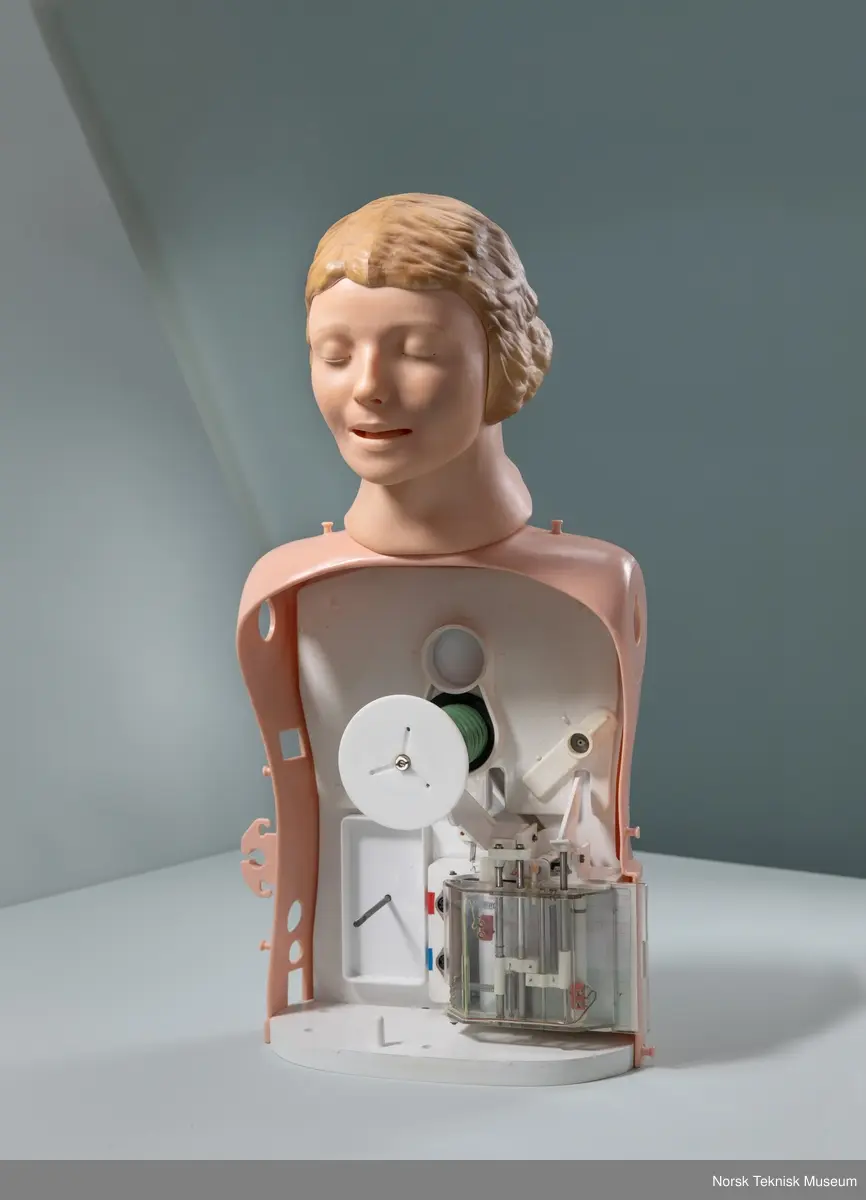 Koffert, med "Recording Resusci Anne", ekstra Resusci-Anne hode, to brystdeksler, fire armer, løsnede ben.