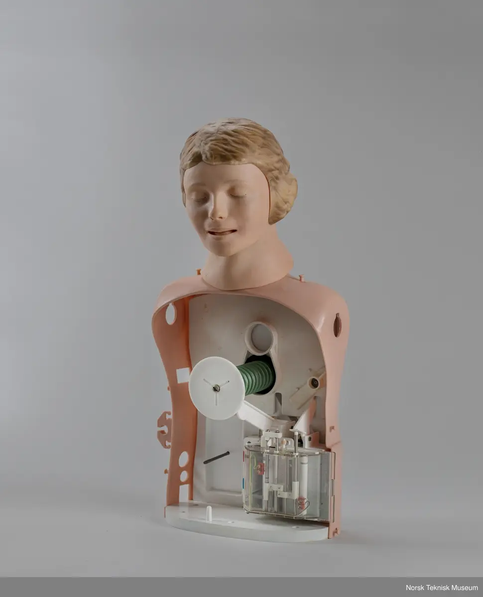 Koffert, med "Recording Resusci Anne", ekstra Resusci-Anne hode, to brystdeksler, fire armer, løsnede ben.