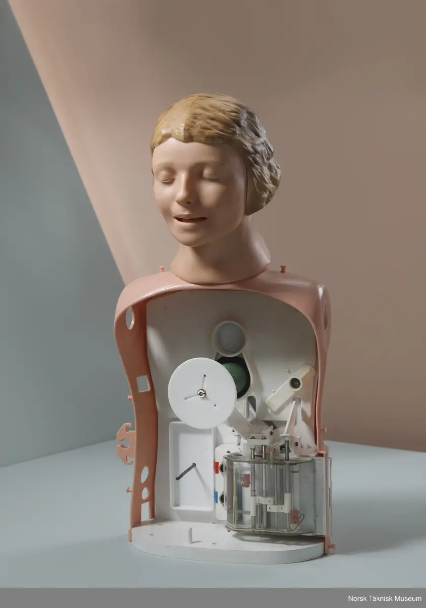 Koffert, med "Recording Resusci Anne", ekstra Resusci-Anne hode, to brystdeksler, fire armer, løsnede ben.