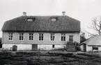 Den gamla huvudbyggnaden på gården Tuvan, Växjö landsfs, ca 1900, Trädgårdssidan.