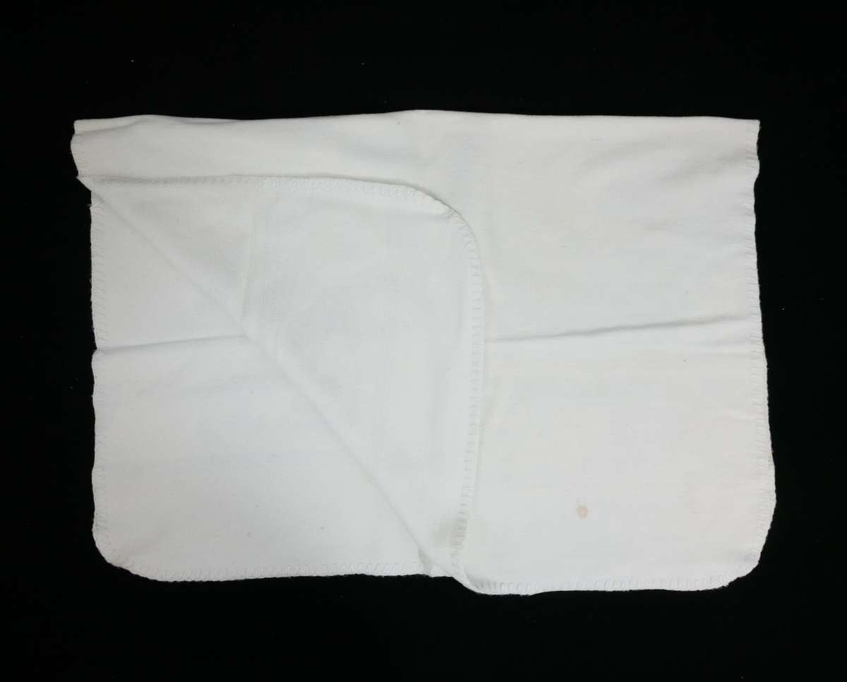 Teppet er kvitt på den eine og blått på den andre sida. På den blå sida er kvite bamsar, på den kvite sida er blå bamsar.