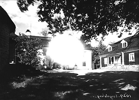 Engelsbergs herrgård med gårdsplan, manbyggnad och flyglar i Ängelsberg.