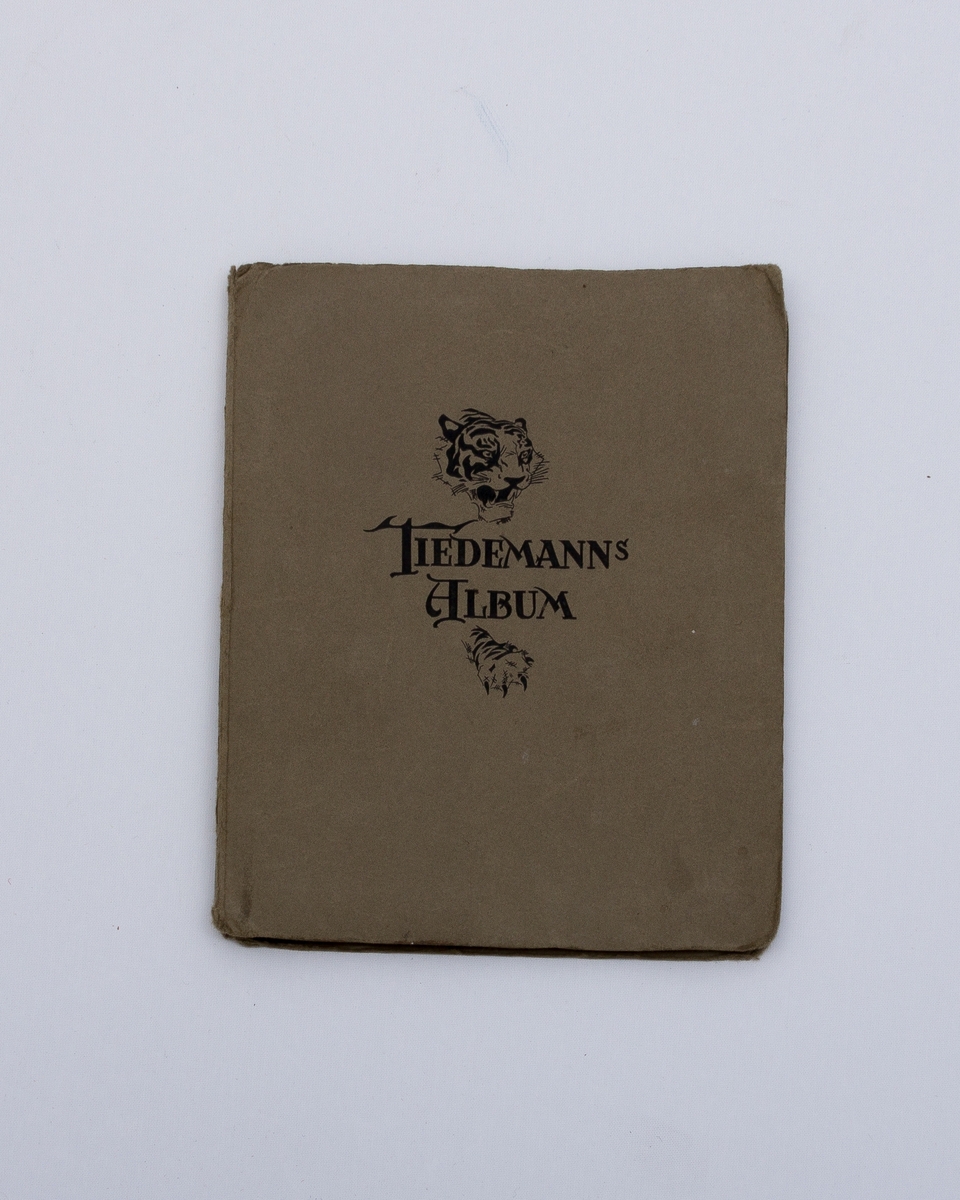 Tidemennes album med sigarettkort av ulike skøyteløpere eller kunstløpere. Fire bilder på hver side. Bladene vendes som i ei bok.