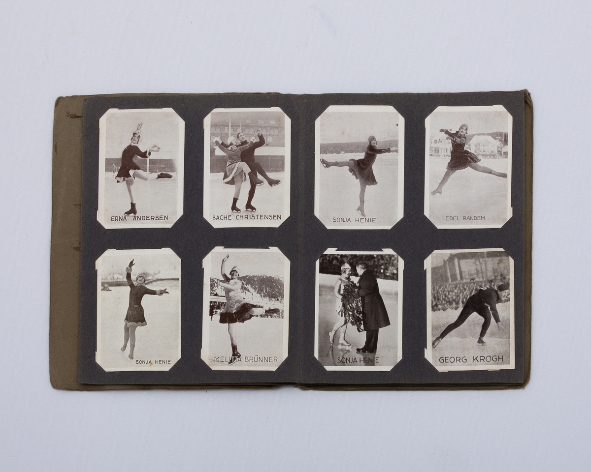 Tidemennes album med sigarettkort av ulike skøyteløpere eller kunstløpere. Fire bilder på hver side. Bladene vendes som i ei bok.
