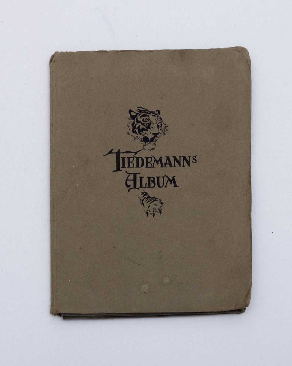 Tiedemennes album med sigarettkort av ulike mannlige idrettsutøvere, hovedsaklig utøvere som drev med ulik skisport og friidrett. .Fire bilder på hver side. Bladene brettes ut slik at det blir ei lang side.