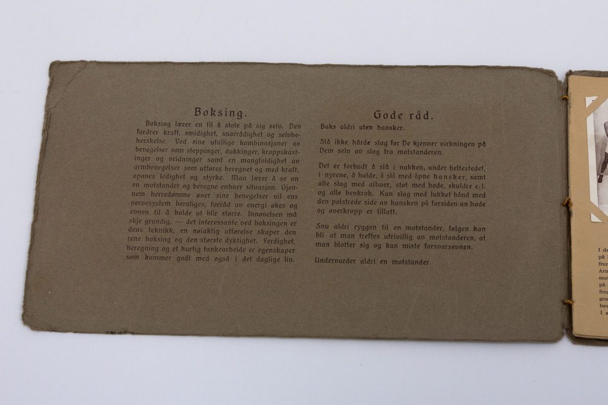 Tidemennes album hvor sigarettkort med foto av boksere som viser ulike boksestillinger med beskrivelse av kroppsposisjon og det tilhørende bevegelsesmønsteret. Tilsammen presenteres 30 ulike stillinger. Kortene har også reklame for Tiedemanns tobakk.