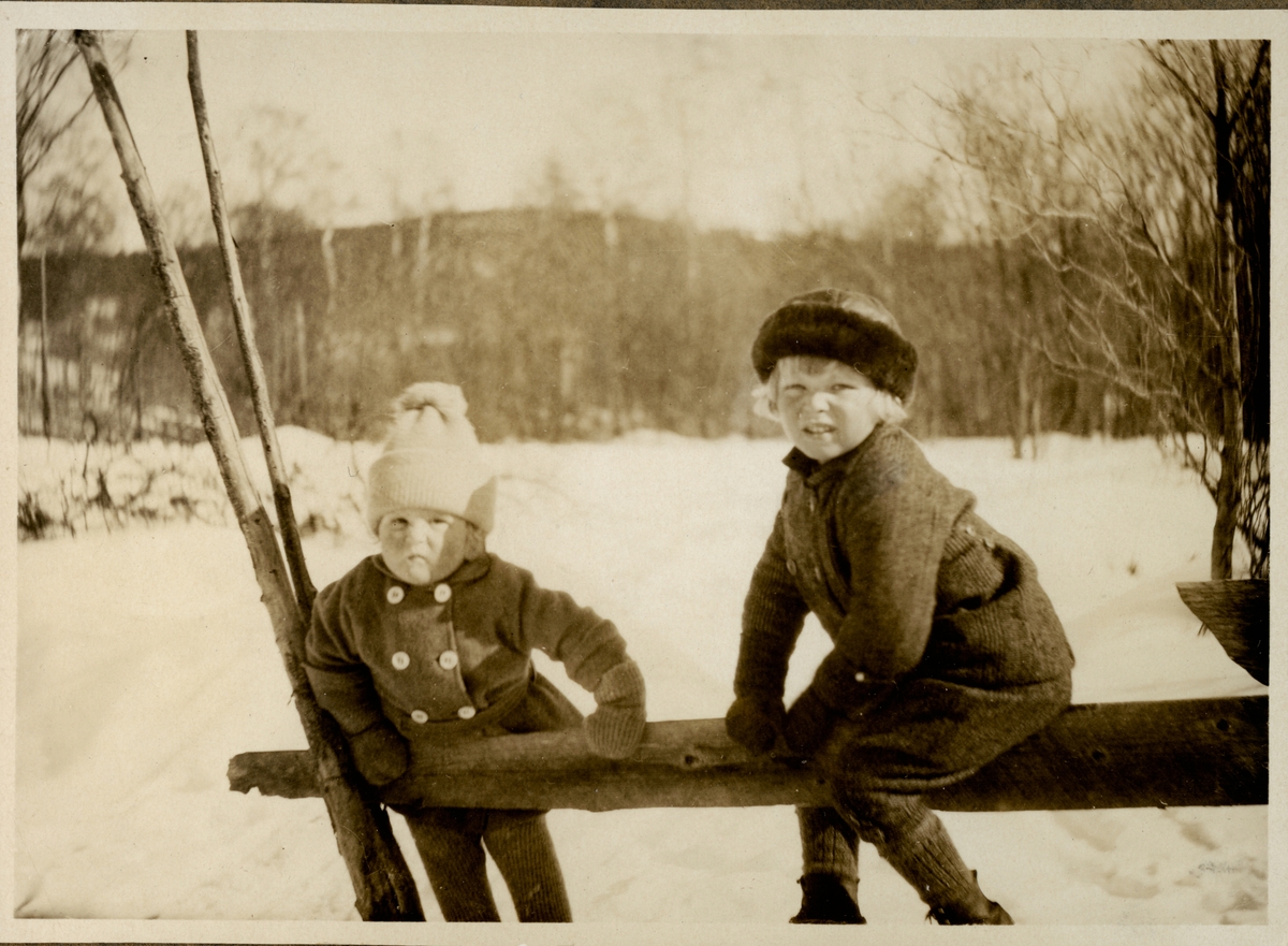 Seks bilder av Sigrid Undsets nevø Ingvald (Ingsen).På et bilde sitter han på kjelke sammen med sin far, Einar Wiberg. På et annet sitter han på fanget til Mary Andersen, g. Stendahl. På resten av bildene er han sammen med sin fetter Hans Benedict, Sigrid Undsets sønn. 