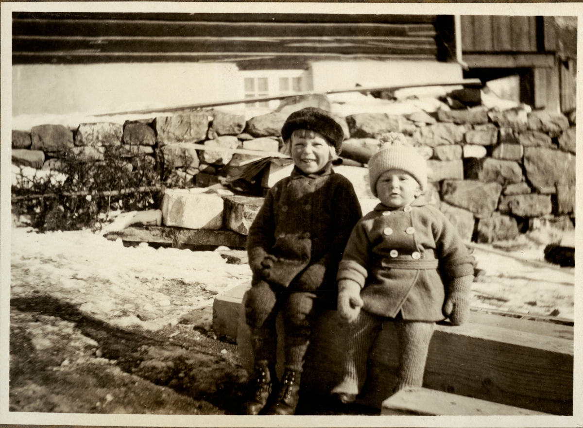 Seks bilder av Sigrid Undsets nevø Ingvald (Ingsen).På et bilde sitter han på kjelke sammen med sin far, Einar Wiberg. På et annet sitter han på fanget til Mary Andersen, g. Stendahl. På resten av bildene er han sammen med sin fetter Hans Benedict, Sigrid Undsets sønn. 