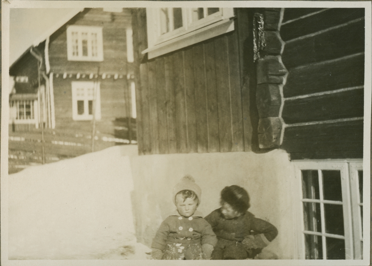 Seks bilder av Sigrid Undsets nevø Ingvald (Ingsen).På et bilde sitter han på kjelke sammen med sin far, Einar Wiberg. På et annet sitter han på fanget til Mary Andersen, g. Stendahl. På resten av bildene er han sammen med sin fetter Hans Benedict, Sigrid Undsets sønn. 