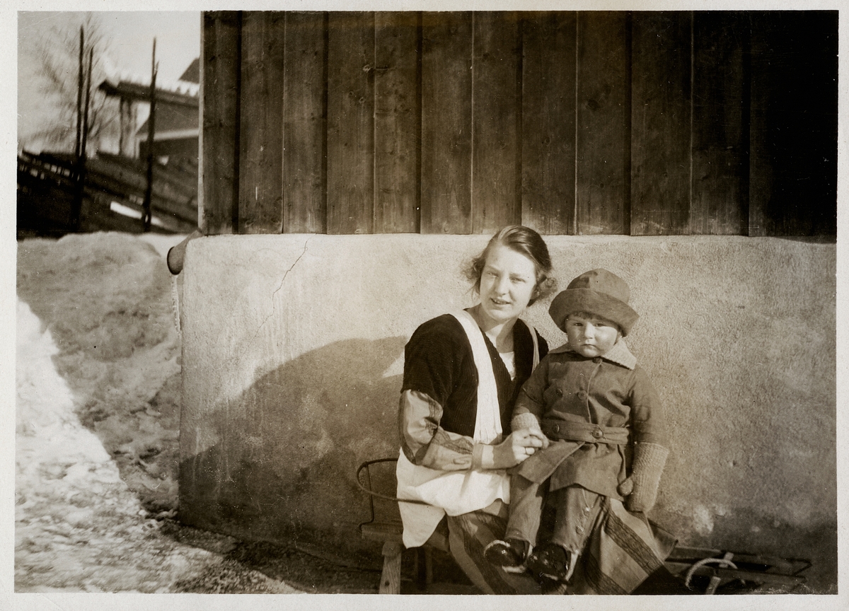 Seks bilder av Sigrid Undsets nevø Ingvald (Ingsen).På et bilde sitter han på kjelke sammen med sin far, Einar Wiberg. På et annet sitter han på fanget til Mary Andersen, g. Stendahl. På resten av bildene er han sammen med sin fetter Hans Benedict, Sigrid Undsets sønn. 