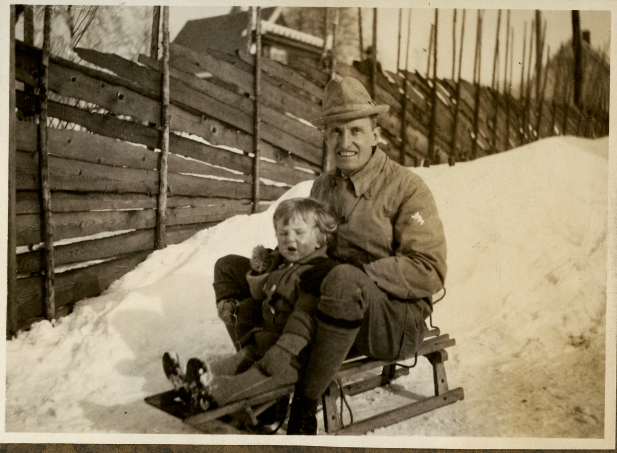 Seks bilder av Sigrid Undsets nevø Ingvald (Ingsen).På et bilde sitter han på kjelke sammen med sin far, Einar Wiberg. På et annet sitter han på fanget til Mary Andersen, g. Stendahl. På resten av bildene er han sammen med sin fetter Hans Benedict, Sigrid Undsets sønn. 