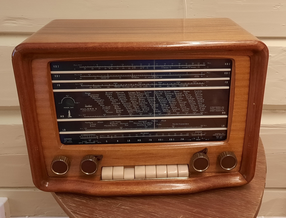 Radio. Bordmodell. Brun.