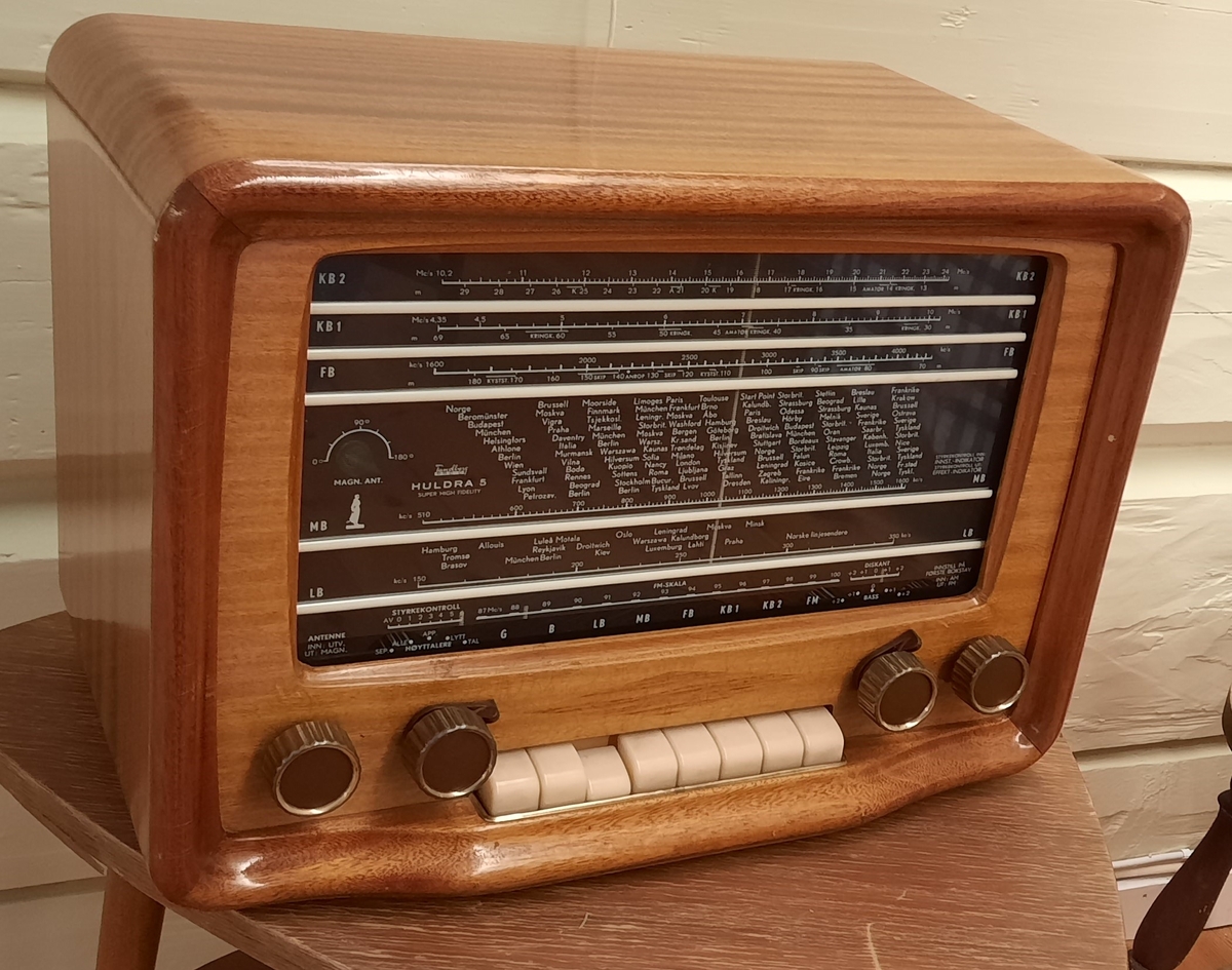 Radio. Bordmodell. Brun.