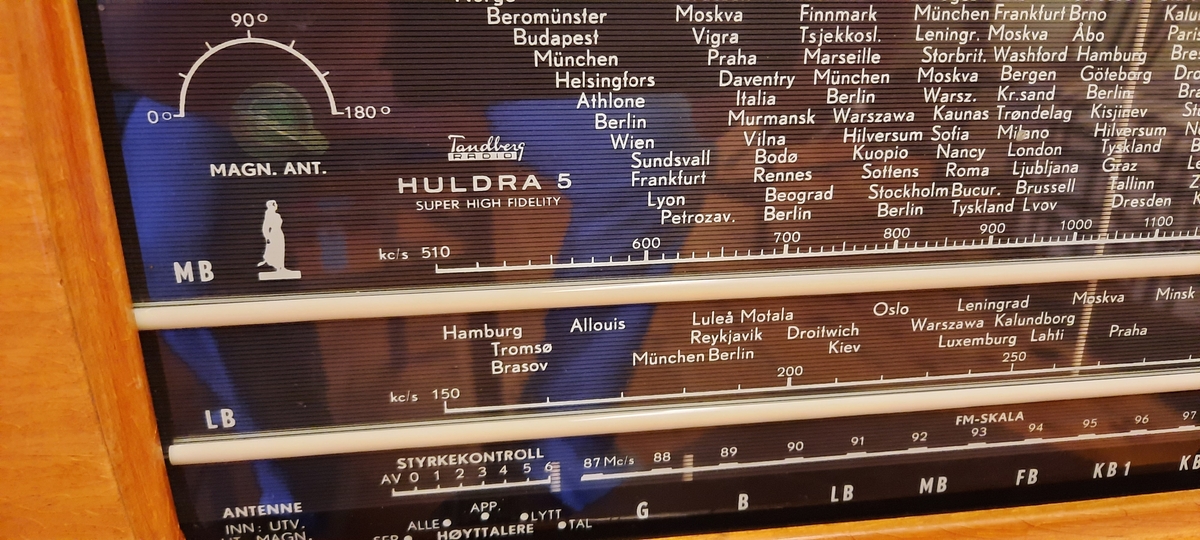 Radio. Bordmodell. Brun.