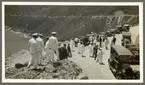 Bilden visar sjöofficerare från Fylgia på en utflykt med bilar på Chapmans Peak Road i Kapstad.