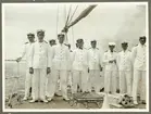 Bilden visar Fylgias samlade befäl som har tagit uppställning på akterdäcket för en gruppfoto.