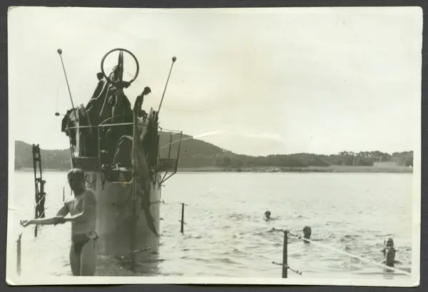 Manskapet tar sig en simtur