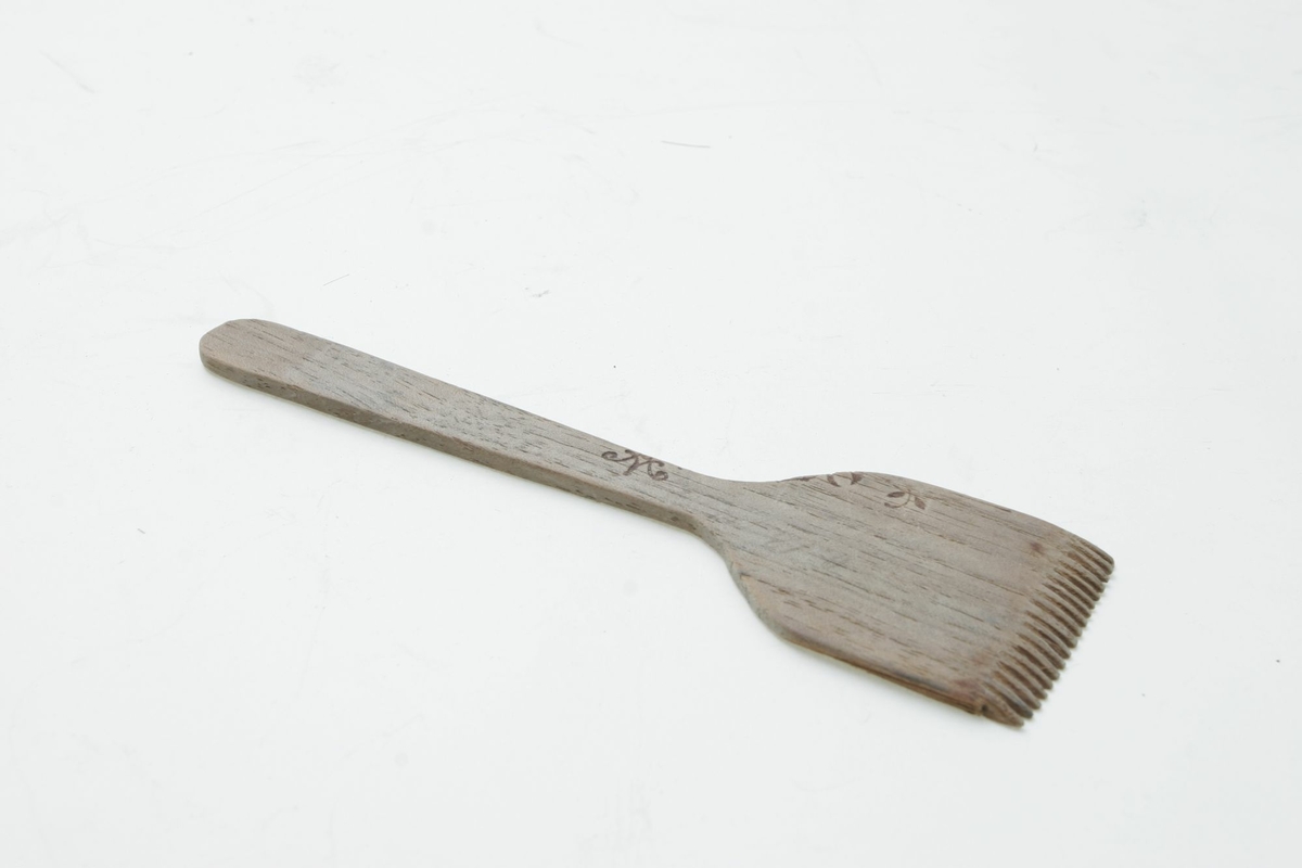 Lefsekniv som er lget av en gammel sigareske og har derfor deler av et mønster som var opprinnelig på den esken