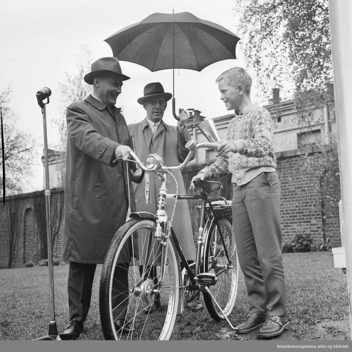 Oslo-skolenes sykkelfinale 1962. Trond Hegset fra Sagene skole gratuleres av trafikksjef Thor Johne og overlærer Thorolf Wangerud. April 1962.