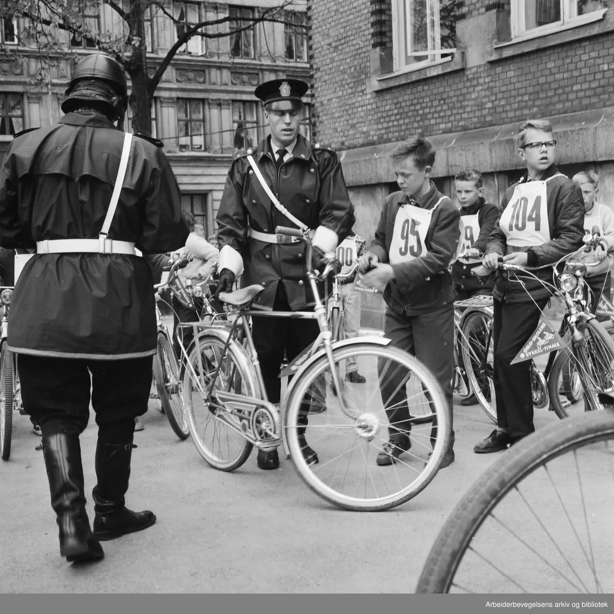 Oslo-skolenes sykkelfinale 1962. Start fra Grünerløkka skole. Mai 1962.