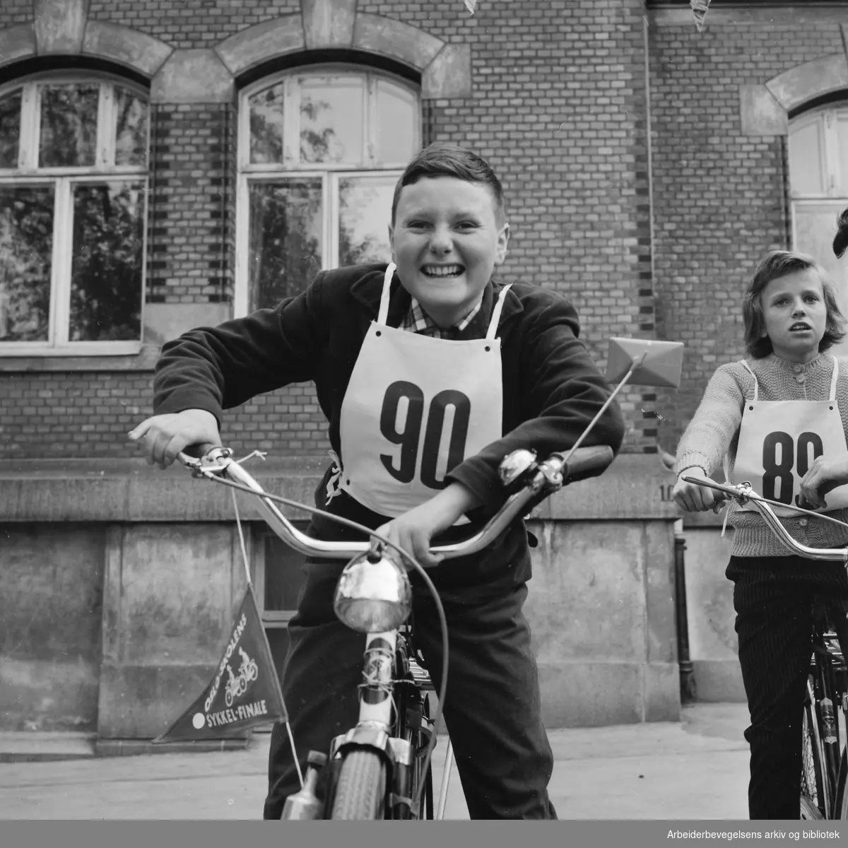 Oslo-skolenes sykkelfinale 1962, med start fra Grünerløkka skole. Øivind Dokken Fra Rosenhoff skole. Mai 1962.