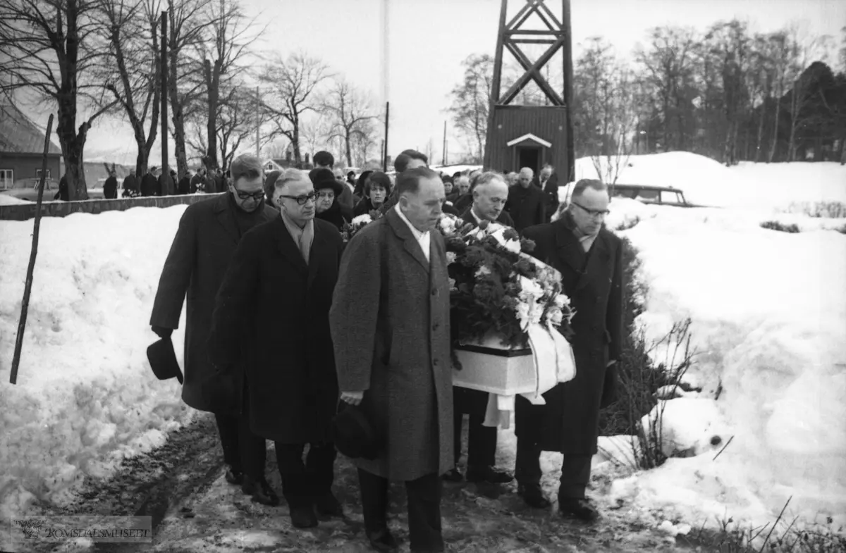 "Mars 1966".Begravelsen til Prost Johan Julseth f.04.03.1903 d.08.03.1966 i Kristiansund. Han vart bisett i Kristiansund den 15.03., Men kista kom til Tøndergård gravsted kl 13.00, og mange har møtt opp i Retirovegen for å ta mot gravfølget.