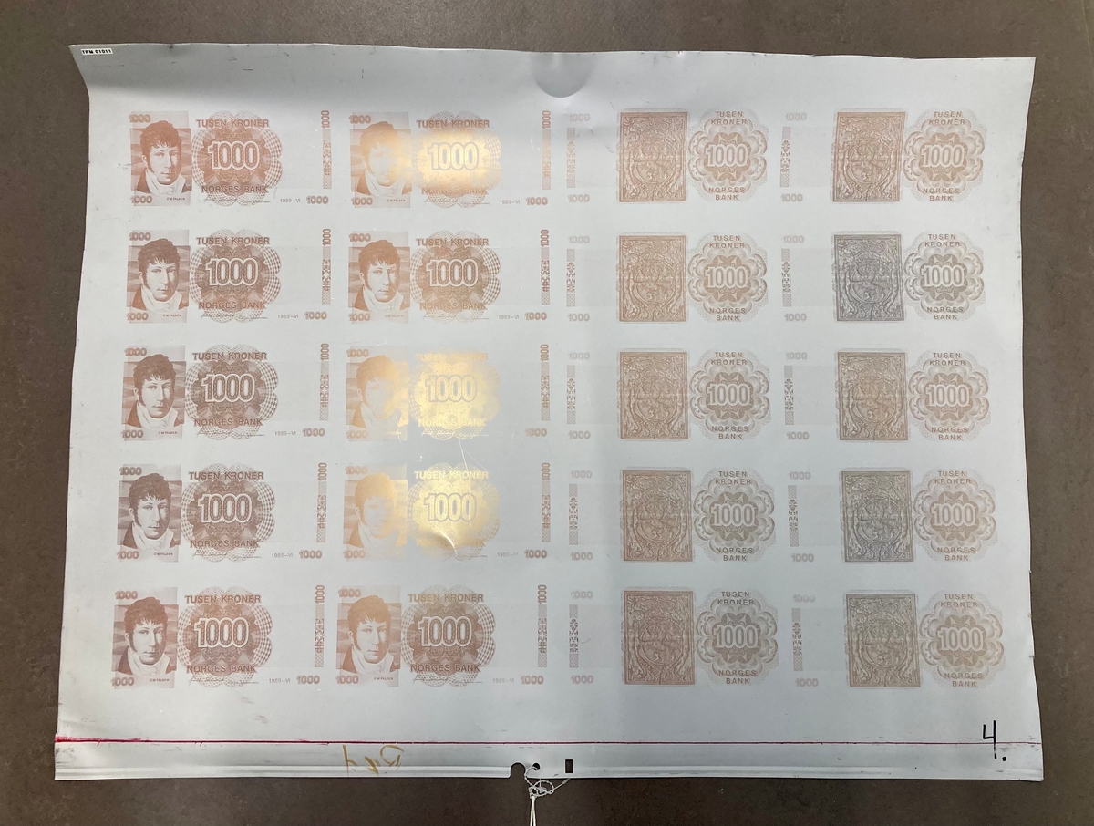 1 stk trykkplate m/1000 kronesedler
1 stk kopi av vannmeke m/motiv av Falsen
10 stk falske 1000 kroner sedler
10 stk prøvetrykk til 1000 kroner sedler