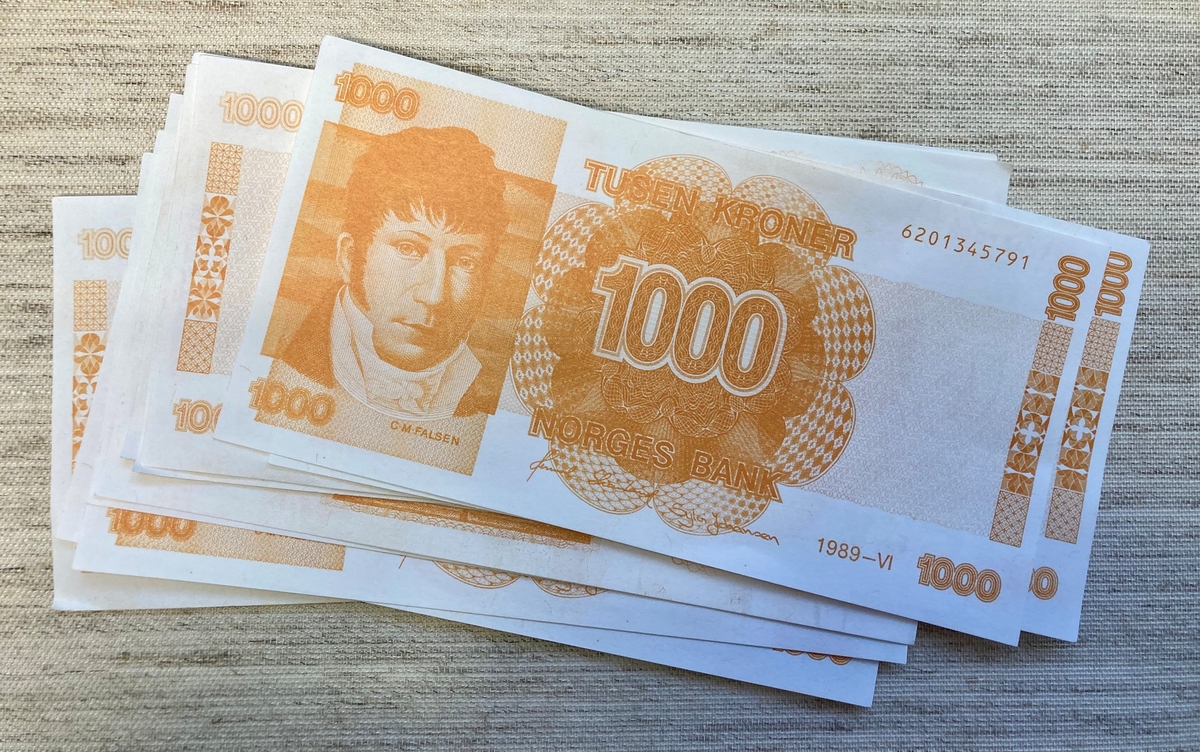 1 stk trykkplate m/1000 kronesedler
1 stk kopi av vannmeke m/motiv av Falsen
10 stk falske 1000 kroner sedler
10 stk prøvetrykk til 1000 kroner sedler